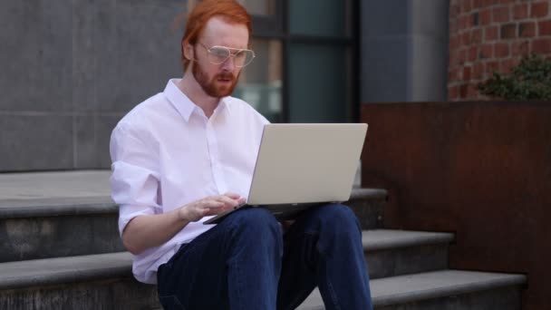 Undrar Designer Använder Laptop Medan Sitter Trappan Utanför Office — Stockvideo