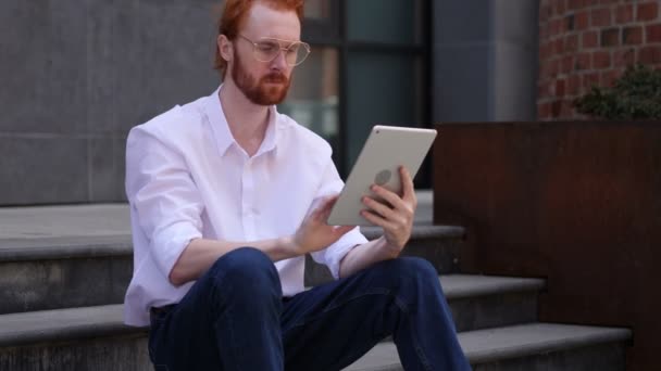 Diseñador Navegación Tableta Mientras Está Sentado Las Escaleras Oficina — Vídeo de stock