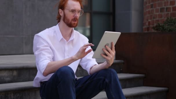 Tasarımcı Ofis Merdivenlerde Oturan Tarafından Tablet Online Görüntülü Sohbet — Stok video