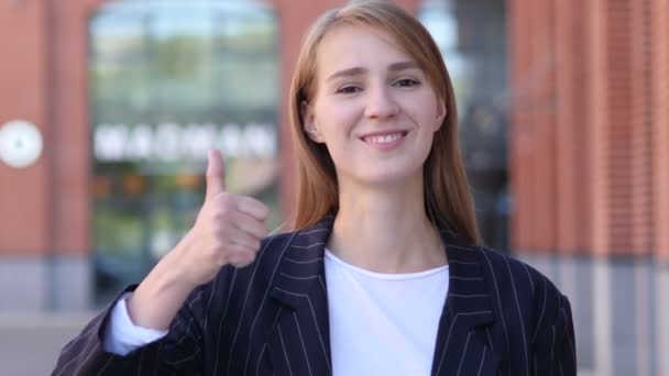 Pulgares Hacia Arriba Por Mujer Negocios Trabajo Mirando Cámara — Vídeo de stock