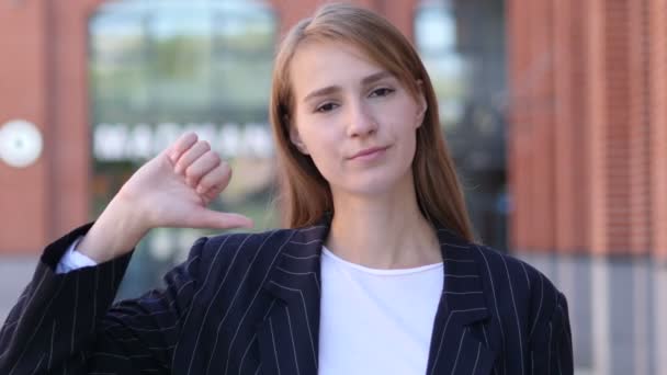 Duim Omlaag Door Zakenvrouw Het Werk Kijken Camera — Stockvideo