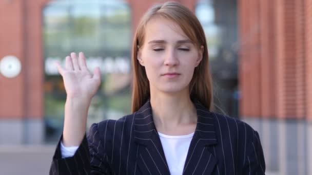 できませんが 外に立ってビジネス女性によって停止のジェスチャー — ストック動画