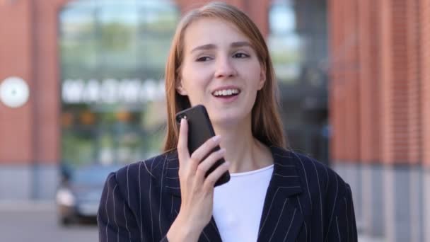 Retrato Mulher Negócios Falando Telefone — Vídeo de Stock