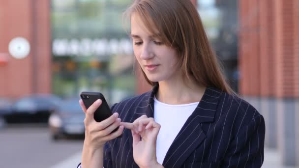 Business Kvinna Firar Framgångar Medan Använder Smartphone — Stockvideo