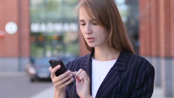 Business Kvinna Reagerar Förlust Samtidigt Använder Smatphone Utanför Kontoret — Stockvideo