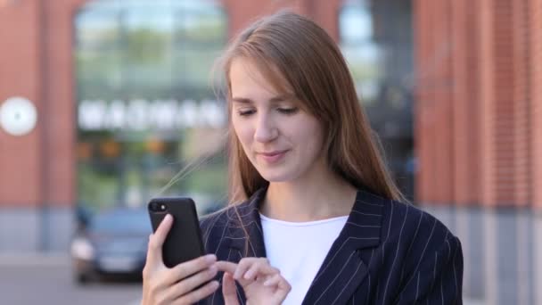 Portret Van Zakenvrouw Bezig Met Smartphone — Stockvideo