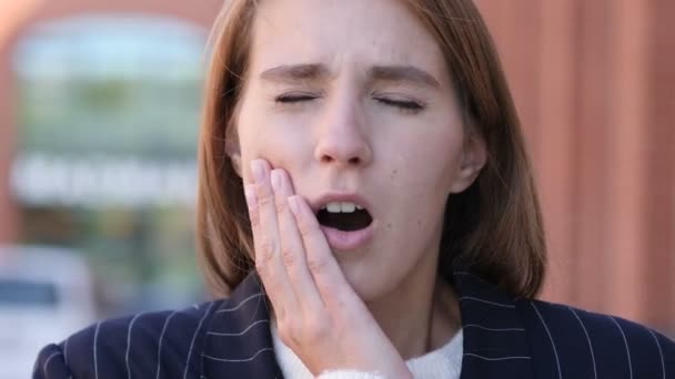 Mujer Reaccionando Dolor Muelas Infección Dental — Vídeo de stock