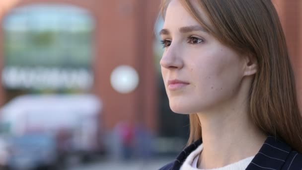 Zamyšlený Seriózní Žena Stojící Před Kanceláří Rozhlédl Kolem Sebe — Stock video