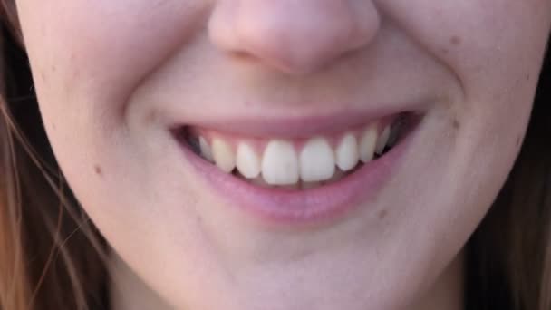 Närbild Leende Kvinna Tänder Och Läppar — Stockvideo