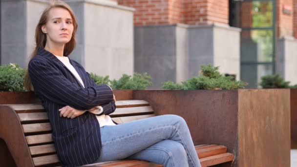 Σοβαρή Επιχείρηση Γυναίκα Κάθεται Έξω Από Γραφείο Και Κοιτάζοντας Γύρω — Αρχείο Βίντεο