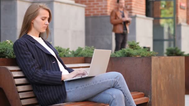 Podekscytowana Kobieta Świętować Sukces Laptopie Siedząc Ławce — Wideo stockowe