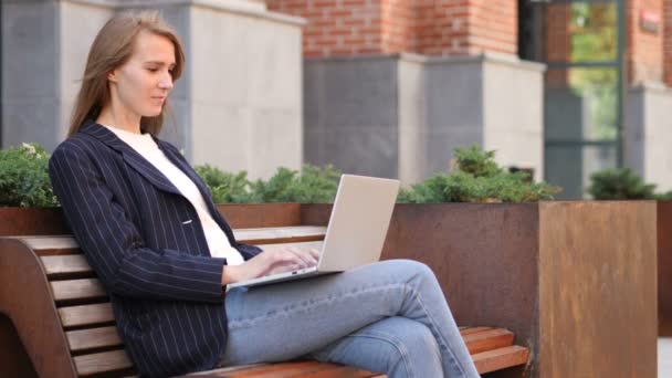 Chockade Glada Affärskvinna Med Laptop Sitter Utanför Kontoret — Stockvideo