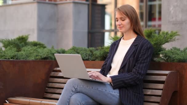 Mulher Negócios Saindo Depois Sentar Banco Trabalhando Laptop — Vídeo de Stock
