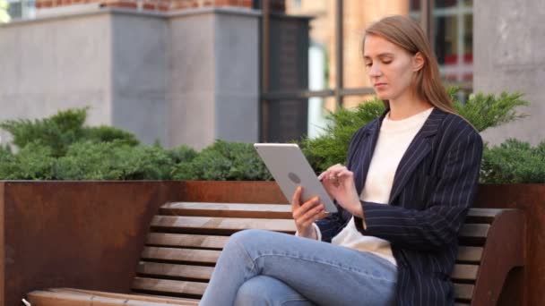 Mulher Negócios Navegando Internet Tablet Enquanto Sentado Fora — Vídeo de Stock