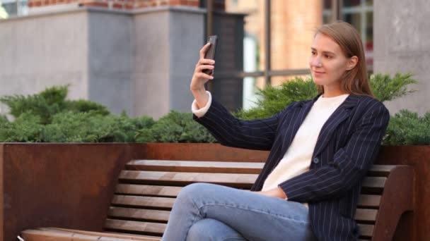 Portrait Femme Affaires Prenant Selfie Sur Téléphone — Video