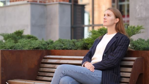 Young Business Woman Sitting Office Looking — Stock Video