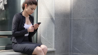 İş kadını Smartphone kullanarak meşgul