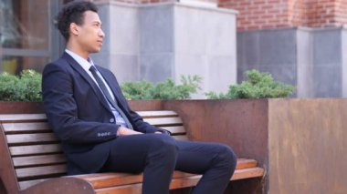 Afrika işadamı sırt ağrısı, ofis dışında rahatlatıcı yorgun