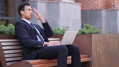 Baş ağrısı, ofiste gergin genç tasarımcı portresi