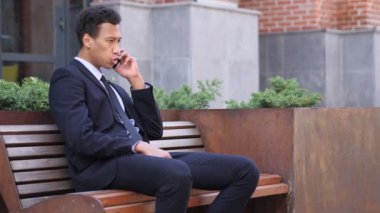 Kızgın Afrika işadamı mücadele ve Yelling sırasında telefon Talking