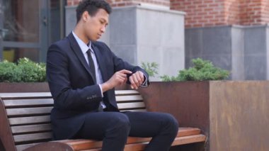 Afrika işadamı kullanarak online tarama için Smartwatch