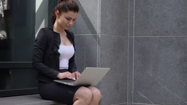 Opgewonden vrouw vieren resultaten op Laptop zitten buiten Office — Stockvideo