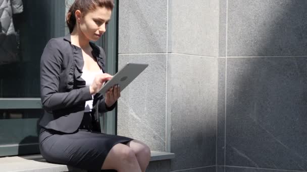 Mulher de negócios navegando na Internet em Tablet — Vídeo de Stock
