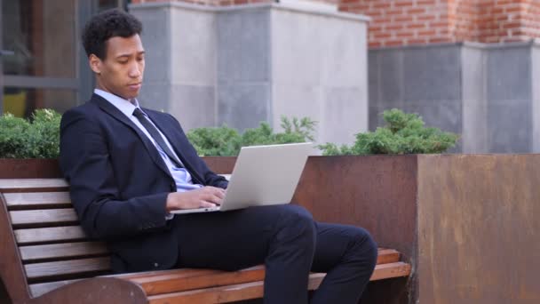 Nadenkend Designer denken tijdens het werken op de Laptop — Stockvideo