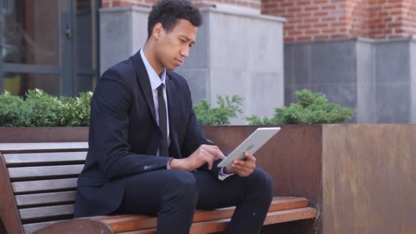 Designer utilizzando computer Tablet mentre seduto sul banco — Video Stock