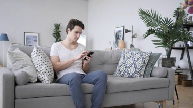 Genç adam kullanarak online tarama için Smartphone