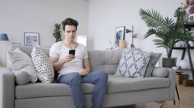 Adam kullanma Smartphone, online iş yerinde tarama