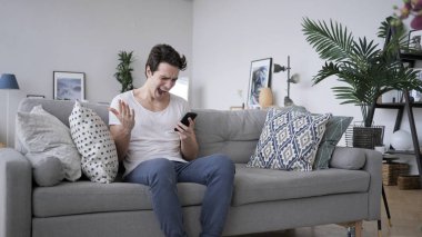 Kızgın adam telefonu kullanarak hayal kırıklığı içinde çığlık