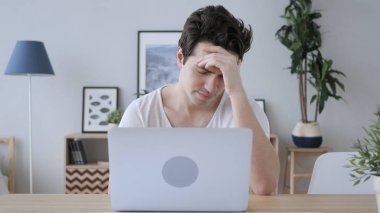Baş ağrısı, erkekte çalışma Office, ağrı gerginlik