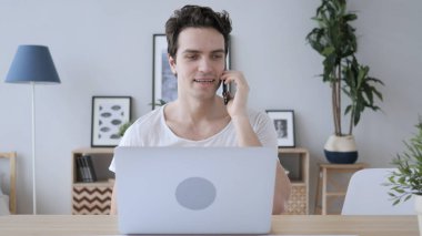 Talk telefon, Discussiing çağrı iş yerindeki adam