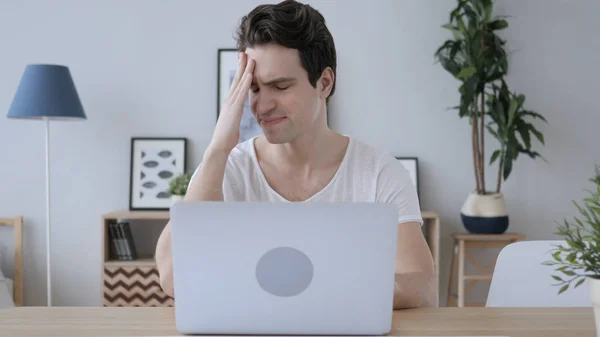 Homem Criativo Perturbado Frustração Pelos Resultados Trabalho Laptop — Fotografia de Stock