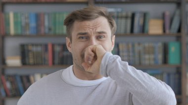 Ofiste çalışırken kaybı tarafından yetişkin adam üzgün