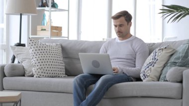 Ofiste dizüstü çalışan yetişkin adam