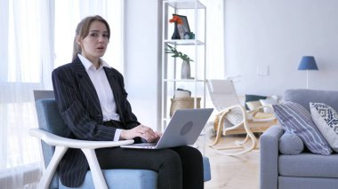 Hayır, genç kadın başını sallayarak teklif reddetme