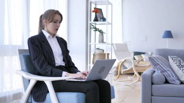 Dizüstü bilgisayarda çalışırken kadın şok kamera bakıyor