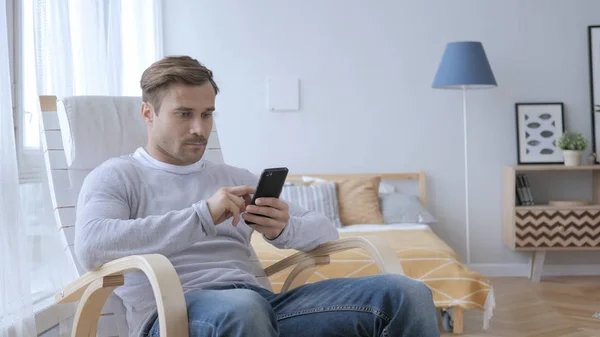 Volwassen Man Bezig Met Behulp Van Smartphone Terwijl Ontspannend Stoel — Stockfoto