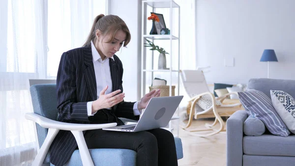 Verärgerte Frau Arbeitet Büro Laptop — Stockfoto