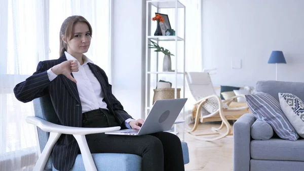 Daumen Runter Von Einer Jungen Frau Bei Der Arbeit Die — Stockfoto