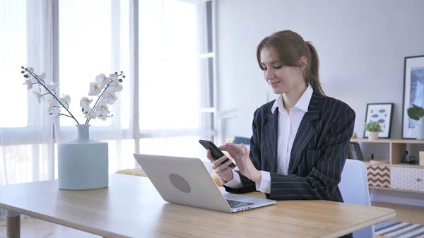 Frau Surft Bei Der Arbeit Auf Smartphone — Stockfoto