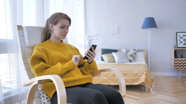Jonge Vrouw Bezig Met Behulp Van Smartphone Terwijl Ontspannend Stoel — Stockfoto