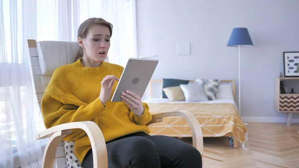 Tense Frustrated Woman Reaction While Using Tablet — Stock Photo, Image