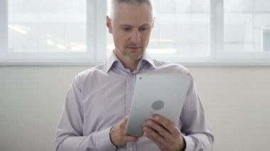 Tablet kullanan adam şok, şaşırmış gibi orta yaşlı