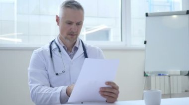 Üzgün Doktor okuma tıbbi rapor hastanın