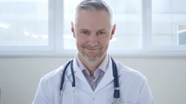 Evet, ciddi Doktor kabul için başını sallayarak