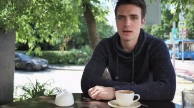 Hasta genç adam öksürük sırasında ayakta açık