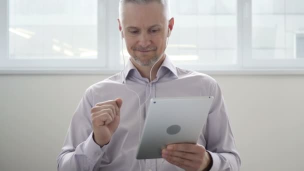 Middle Aged Man Lsitening Music on Tablet and Dancing — Stock Video